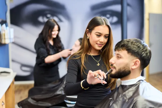 Student Salonmanager Barbier punt baard van klant bij