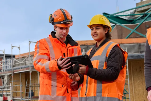 Bespreking bouwtekening en aantekeningen op de bouwplaats