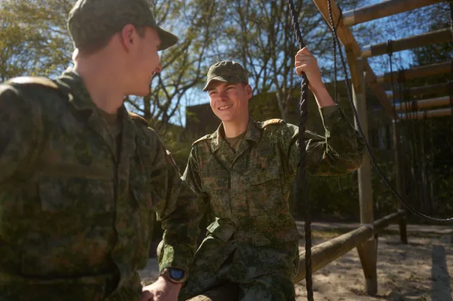 Twee VEVA-studenten Defensie chillen op een hindernisbaan