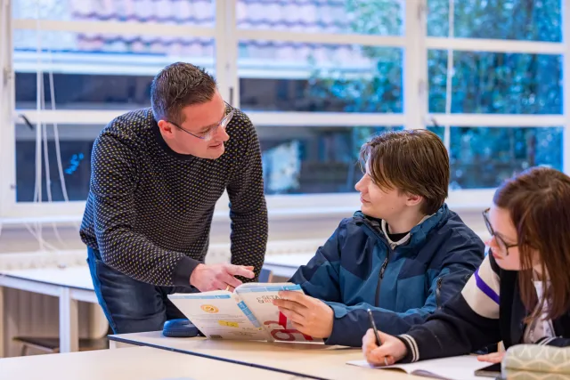 Docent VAVO Lyceum in gesprek met studenten