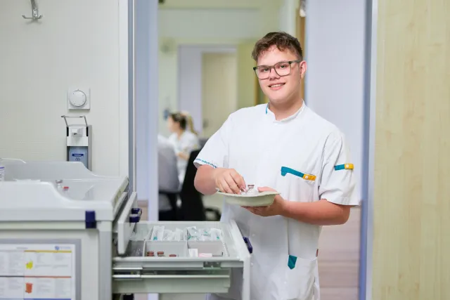 Doktersassistent bereidt injectie voor