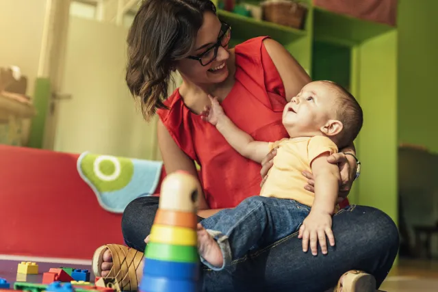 Gespecialiseerd pedagogisch medewerker aan het werk op de kinderopvang
