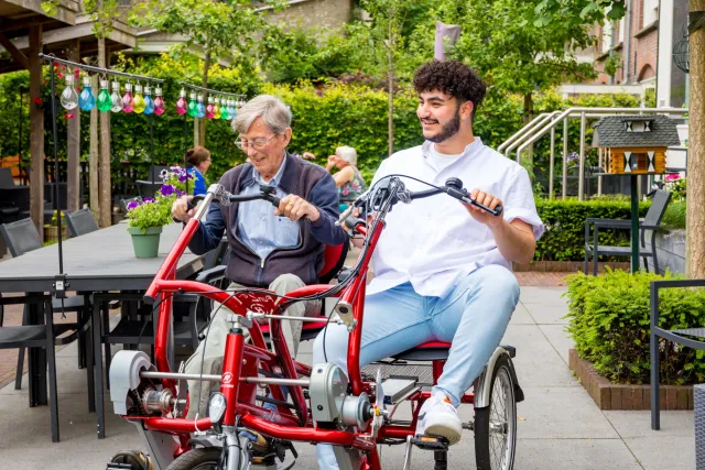 Twee mannen zitten samen op een speciale fiets.