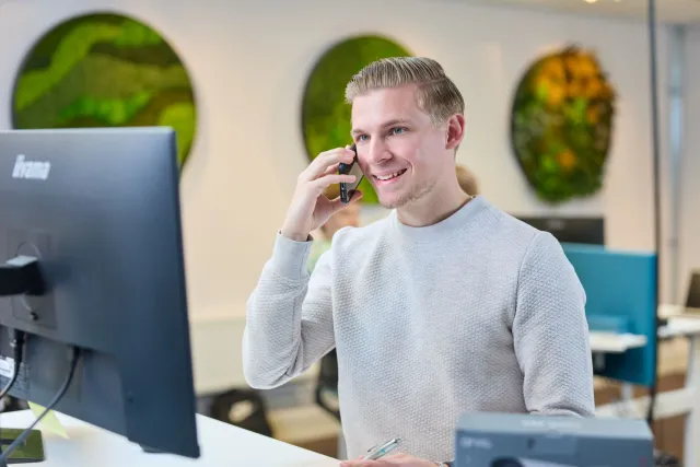Junior accountmanager belt met klant
