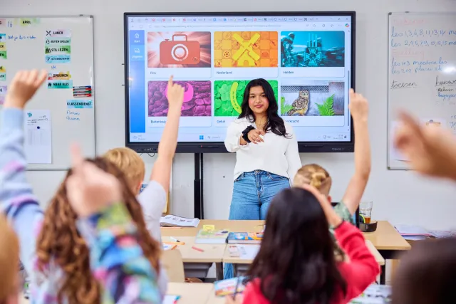 Onderwijsassistent geeft les aan leerlingen uit groep 7