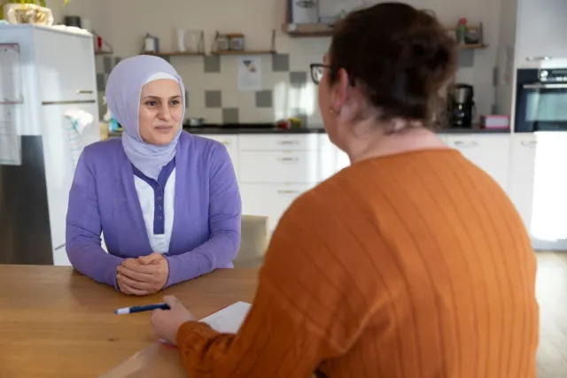 Praktijkopleider in gesprek met stagiair.