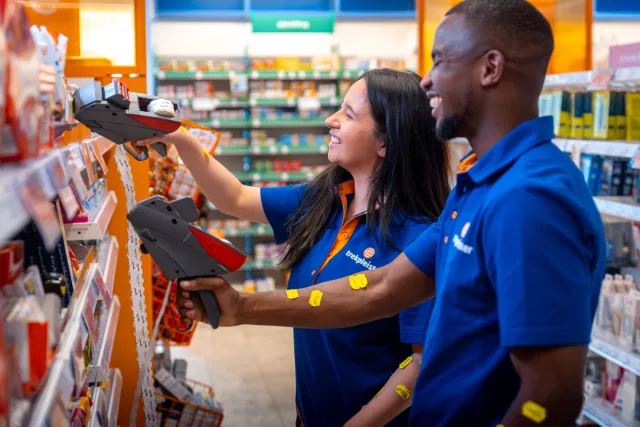 Twee retailmedewerkers aan het werk in winkel.