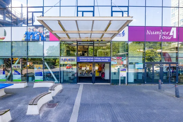 Ingang van het College voor Sport, Bewegen en een Gezonde Leefstijl in stadion Galgenwaard in Utrecht.