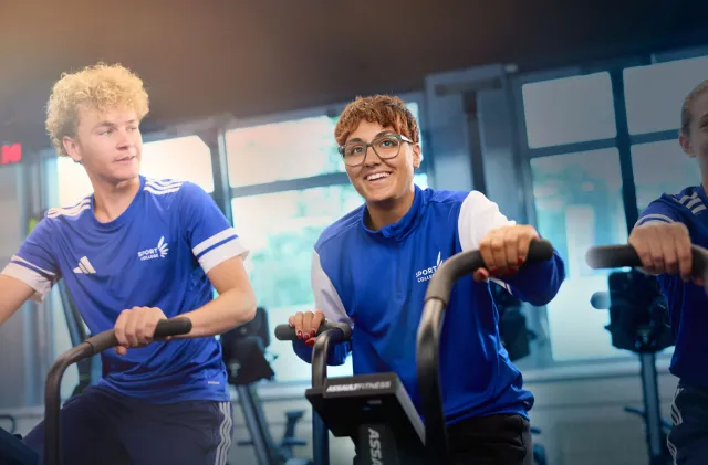 Sportstudenten hebben plezier op crossfiets