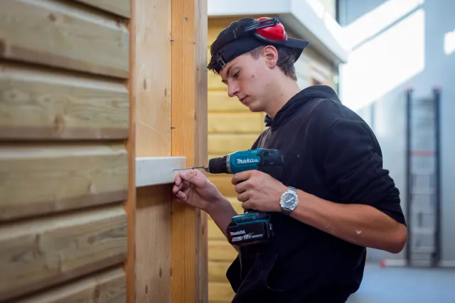 Student Allround Vakkracht Onderhoud en Verbouw boort schroef in een plank
