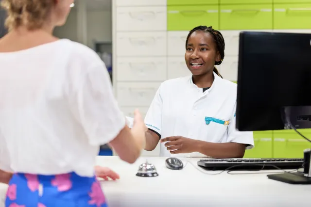 Student Apothekersassistent geeft medicijnen aan patiënt