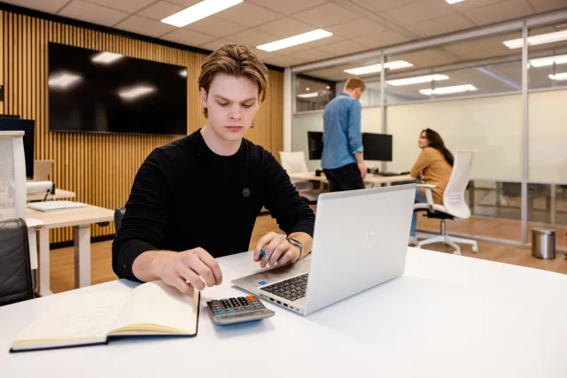 Student Business Administration & Control Specialist werkt aan financiën op stage 