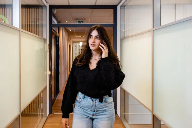 Student Office & Management Support Specialist telefoneert op stage Student Office & Management Support Specialist telefoneert op stage 