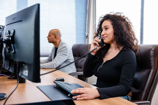 Student Office & Management Support Specialist telefoneert op stage 