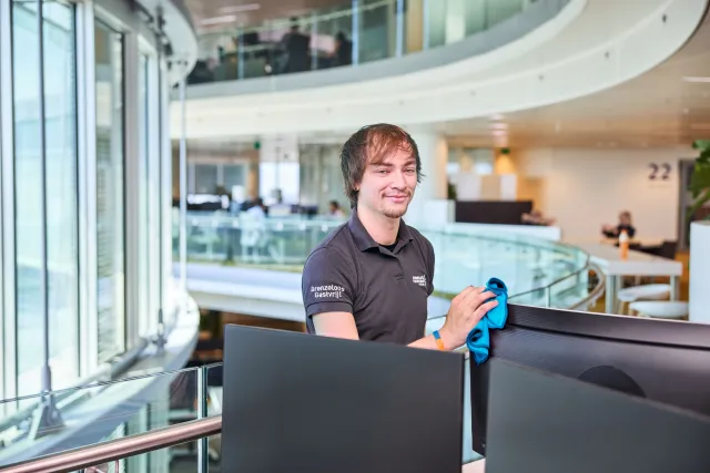 Student opleiding Facilitair Medewerker maakt schoon.