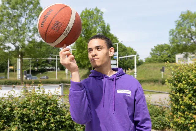 Student Flexopleidingen Sport & Recreatie balanceert basketbal op vinger