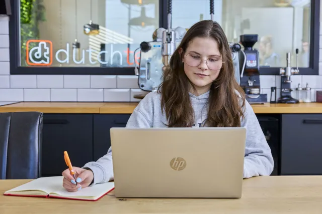 Student aan het werk in de kantine