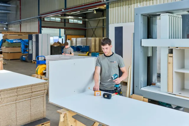 Student Meubelmaker zet kast in elkaar