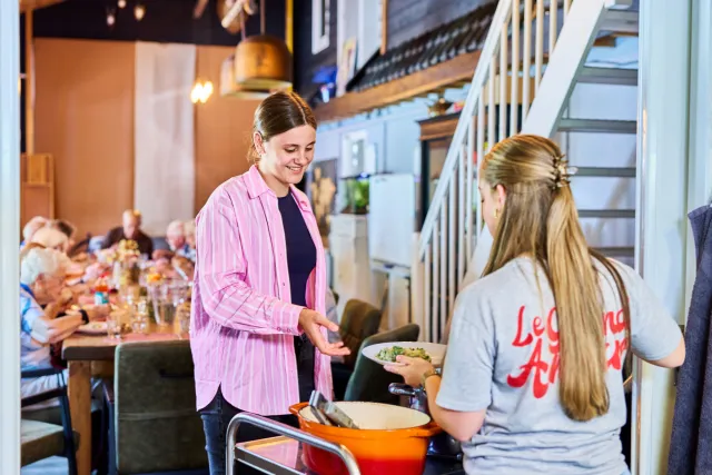 Studenten Maatschappelijke zorg serveren eten voor ouderen