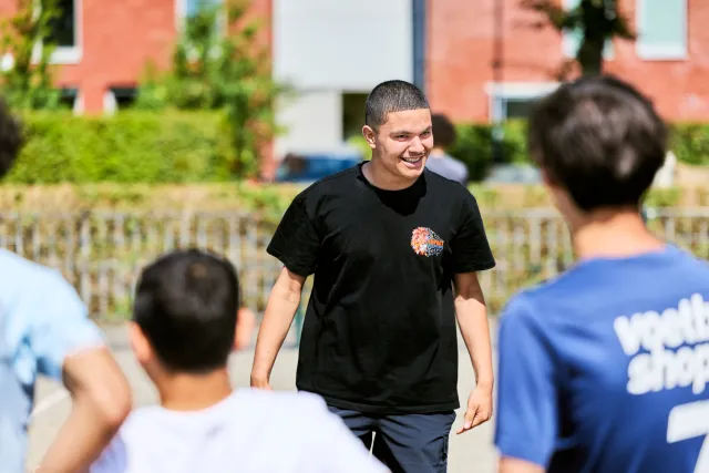 Student Maatschappelijke zorg & sociaal werk op het speelplein met jongeren