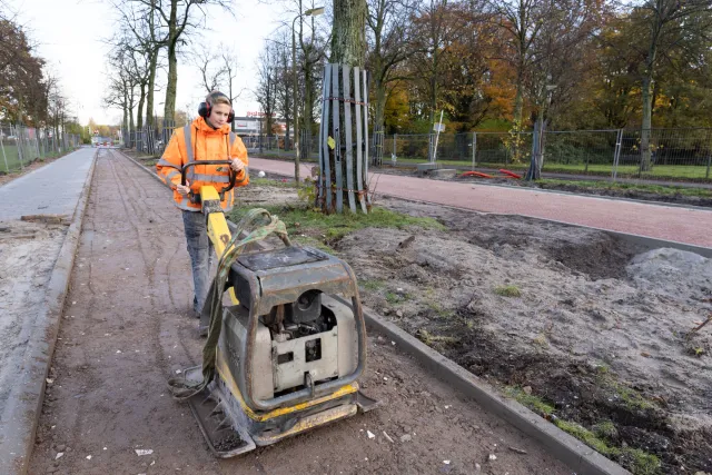 Student Machinist Wegenbouw werkt met een machine op straat