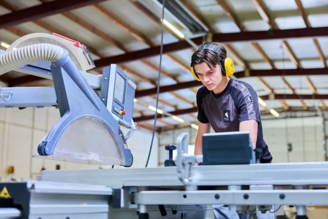 Student Interieur & Meubelmaken in actie op de werkplaats
