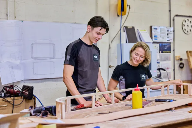 Student Meubelmaker werkt samen met collega in de werkplaats
