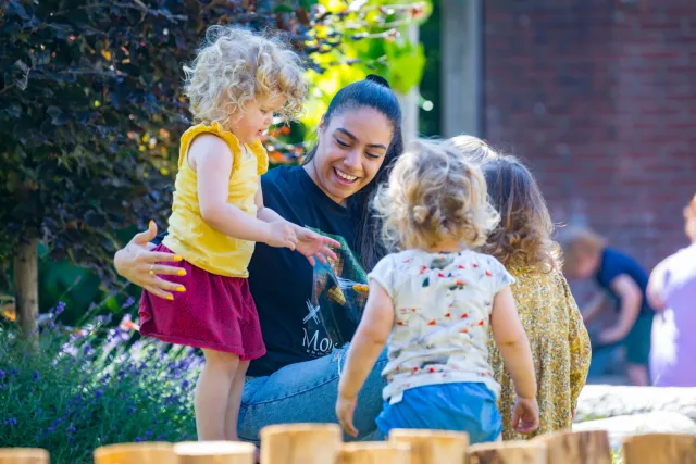Student Pedagogisch Medewerker speelt met kinderen op het speelplein