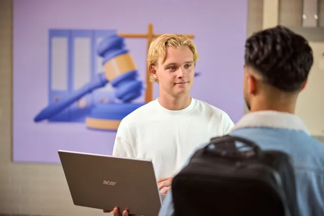 Student Rechten HR zoekt iets op voor cliënt