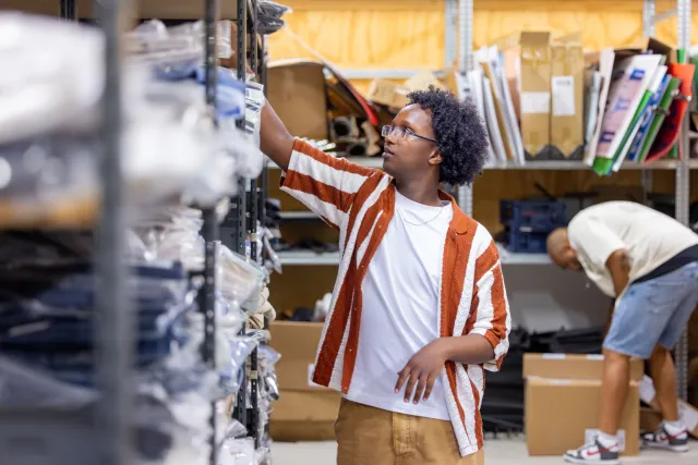 Student Retail sorteert de voorraad in het magazijn