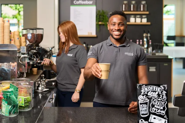 Student werkt achter koffiebar