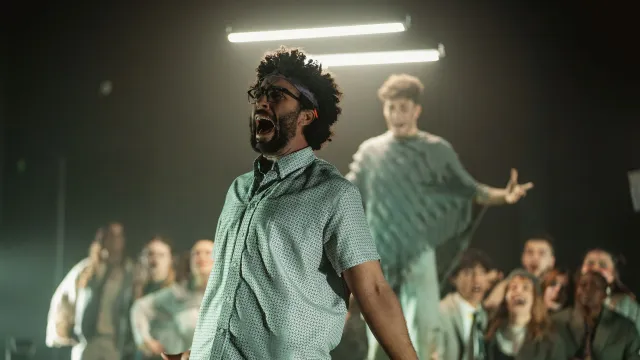 Studenten Acteur Theater op het podium tijdens examenvoorstelling
