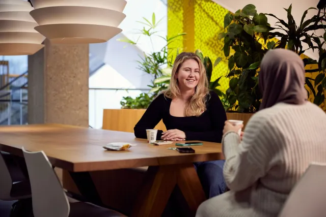 Studenten Business & Administration College pauzeren op stage