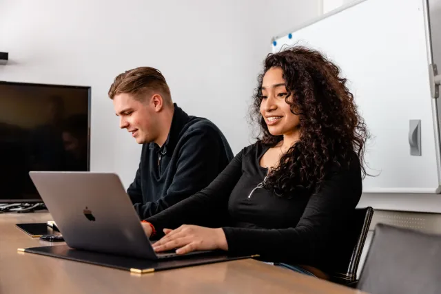 Studenten Assistent Business Services werken samen op stage