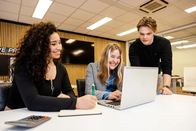 Studenten Legal Insurance & HR Services Specialist werken samen op stage juridisch medewerker 