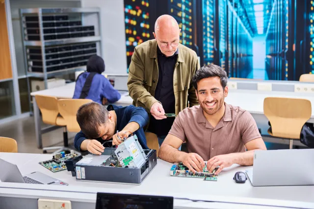 Studenten Flexopleiding Medewerker ICT Support sleutelen aan computer