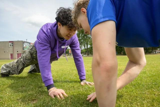 Studenten Flexopleiding Medewerker Sport & Recreatie doen sportoefening