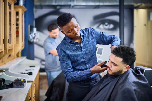 Studenten Allround Barbier aan het werk op het Beautyplein