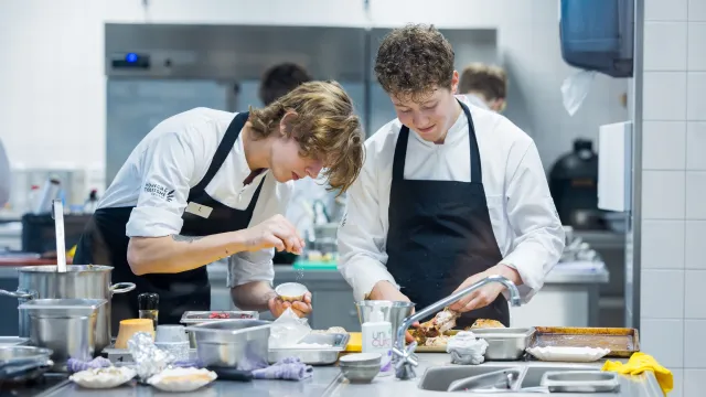 Studenten Koks bereiden samen gerecht
