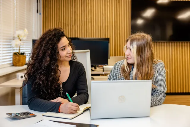 Studenten Marketing & Communicatie werken samen op kantoor