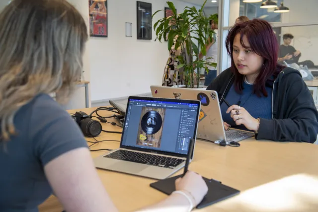 Studenten Mediavormgever werken samen met een laptop
