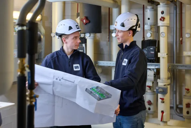 Studenten Smart Building bespreken tekening bij stadsverwarming