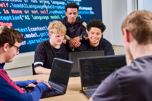 Studenten ICT College bekijken elkaars code
