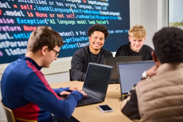 Studenten Software Developer ICT doen codeerproject in HTML