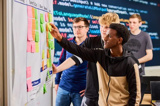 Studenten ICT College doen een scrum