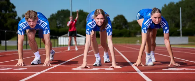 Studenten Sport College staan klaar om te sprinten op atletiekbaan