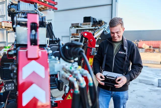 technicus engineering student bedient machine met device