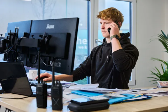 transport logistiek student belt op kantoor met klant