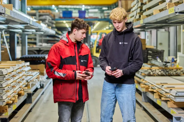 transport logistiek studenten bespreken werkzaamheden in het magazijn
