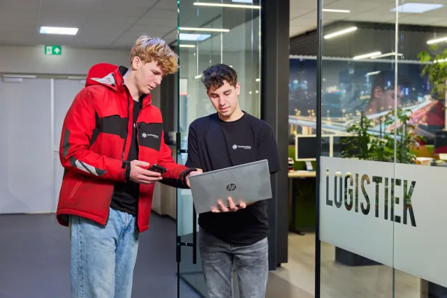 Studenten Logistiek overleggen op kantoor